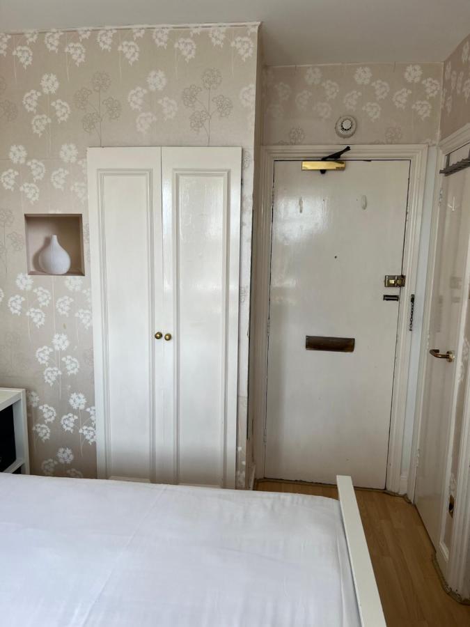 Super Located Studio In South Ken At Chelsea Cloister Лондон Екстер'єр фото
